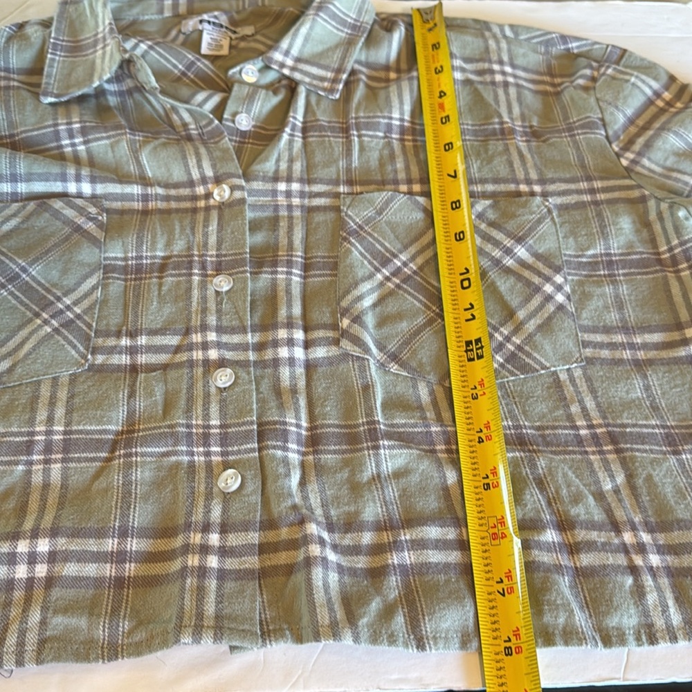 RSQ Women’s Flannel Cropped Button Down Top New No Tag Plaid Size Medium - Picture 9 of 14